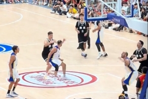 赫罗纳男篮14号防赵睿频繁下小动作 周鹏挥拳打头直接将其击倒