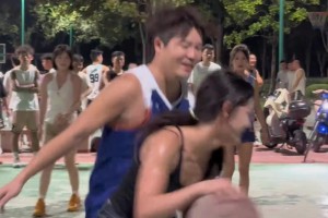 野球场男女背打大战，很久没看到这么纯粹的身体对抗了