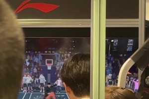 现场人气爆棚瀚森与球迷2K单挑，用马卢阿奇血帽+隔扣自己