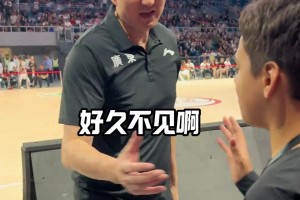 提前预定？威姆斯带儿子观赛广东男篮 杜锋：以后一定来宏远打球