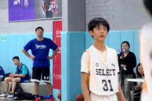 有点小帅啊！网友偶遇邓超和孙俪看儿子打比赛~