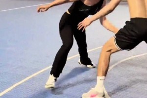 大夫：怎么伤的？—：被三步上篮打伤了